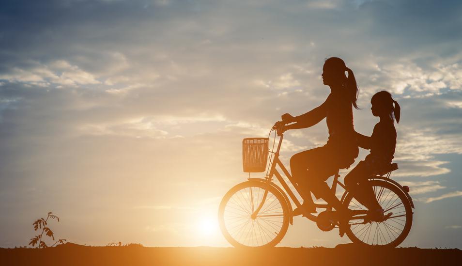 FOTO 3 | Movilidad sostenible
Solo en España 33.000 personas mueren prematuramente al año por contaminación atmosférica, según cifras de Greenpeace. Las grandes ciudades, antes las multas comunitarias por contaminación, trabajan por una movilidad eficiente y limpia. Fomentan el uso de la bicicleta y el coche compartido y empiezan a cambiar sus flotas por autobuses eléctricos. Madrid, Barcelona, París, Ciudad de México, Oslo, China han puesto fecha límite para la entrada en los núcleos urbanos de coches con combustible contaminante. La movilidad eléctrica o los híbridos enchufablesparecen algunas de las soluciones más lógicas. (Foto: Freepik)