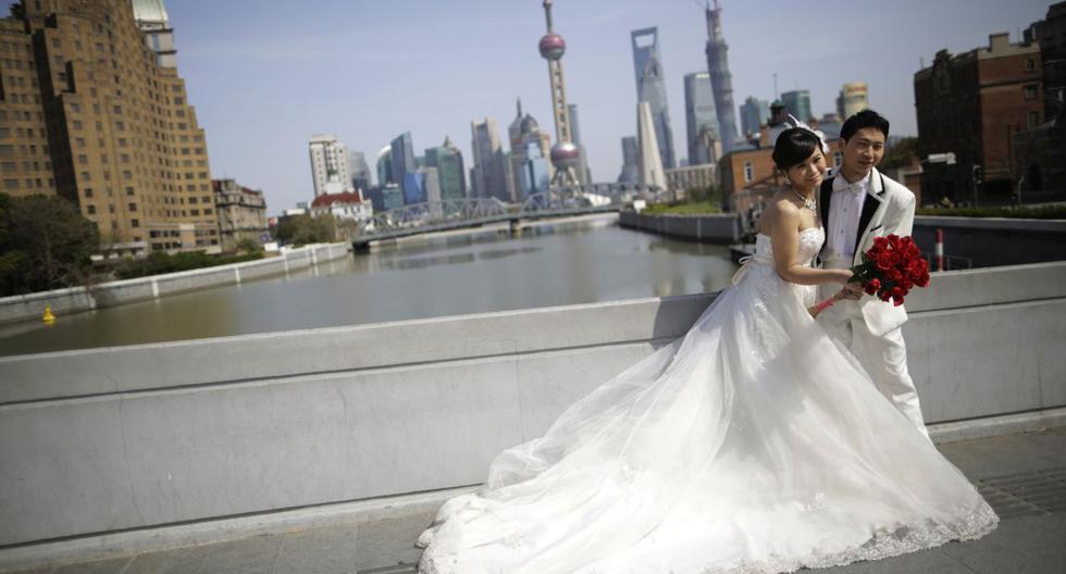 El 2 de febrero está considerado este año como un día de suerte para casarse ya que el “02022020” es capicúa. En la imagen, una pareja de recién casados ​​posa para una sesión en Shanghai, China. (Foto referencial: AP).