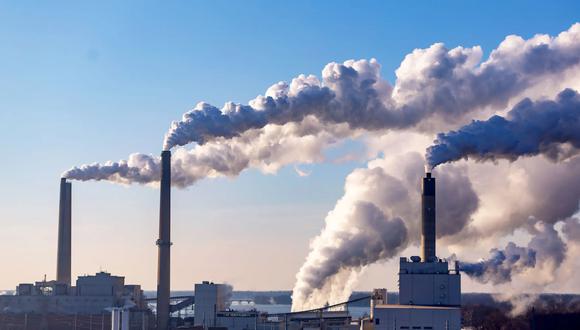 El objetivo es reducir las emisiones contaminantes al hacer que a las empresas que las generan les salgan más caras. (Foto: iStock)