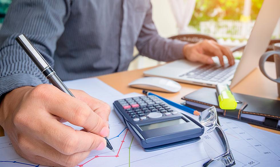 2.       Foto 4 | Mantén un orden: Elabora un cronograma de pagos para todos tus egresos fijos mensuales, priorizando pagos de servicios, créditos o deudas que generen recargos adicionales. Además, clasificar las deudas sujetas a tasas de interés mayor te ayudará a priorizarlas y evitar cobros mayores por moras.