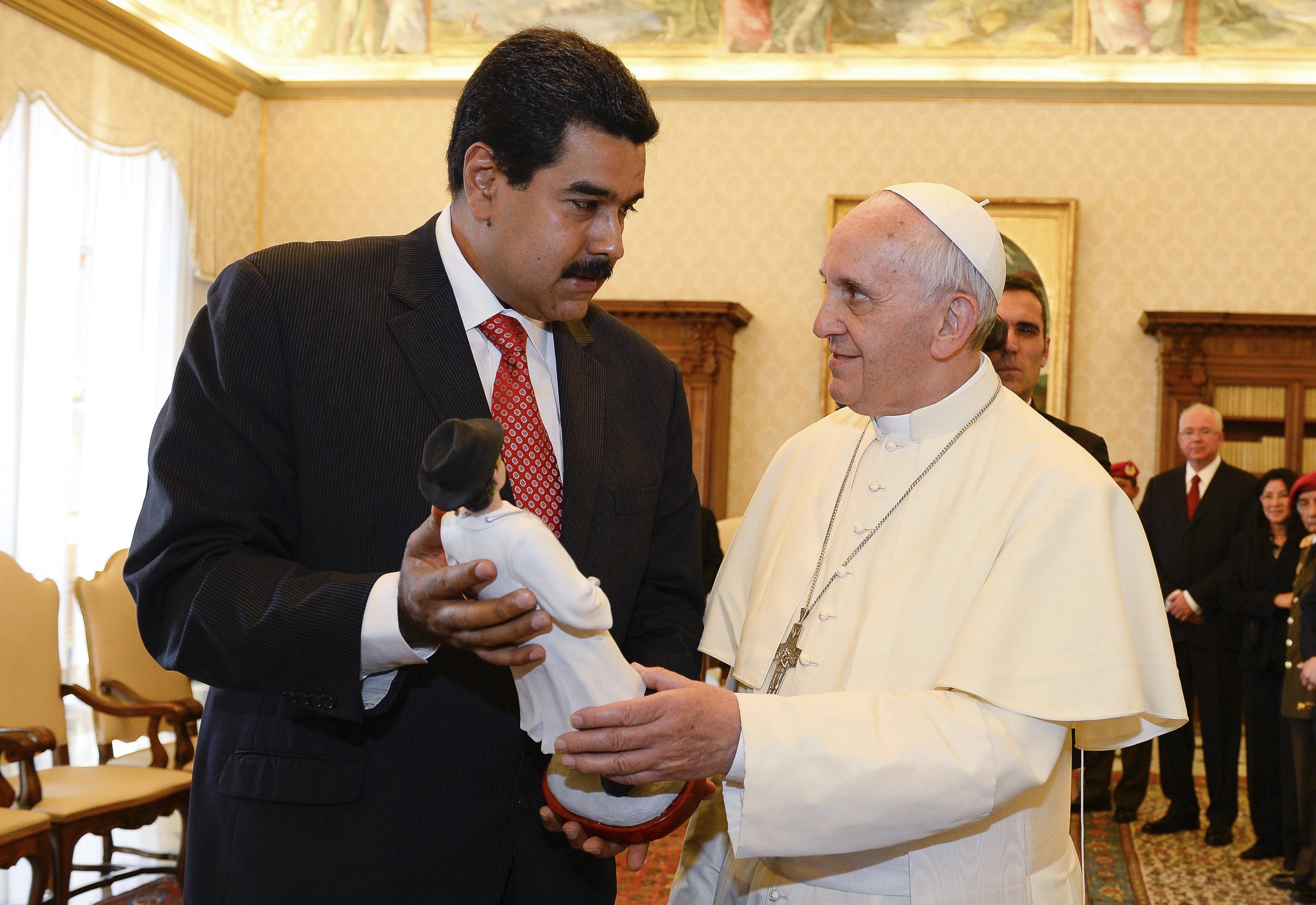 Papa Francisco en una reunión con el ahora ilegítimo presidente de Venezuela, Nicolás Maduro. (Foto: AFP)