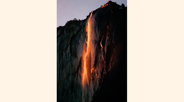 Cascada Horsetail (Yosemite Park, Estados Unidos). Esta catarata "de temporada" consigue, por el punto de incidencia del sol al atardecer, asemejarse a un río de fuego en caída libre durante algunos días del mes de febrero.