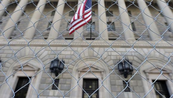 Una valla rodea el Departamento de Comercio de EE.UU. en Washington.  REUTERS/Mike Theiler