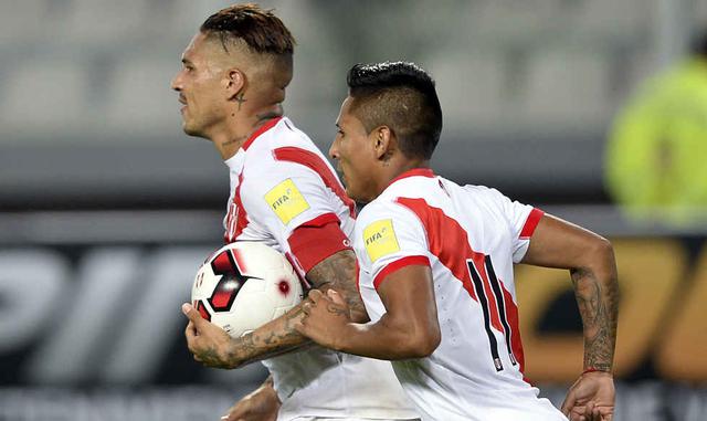 Raúl Ruidíaz y Paolo Guerrero tras un gol en el partido contra Venezuela, en Lima, durante la clasificación a Rusia 2018. (Foto: AFP)