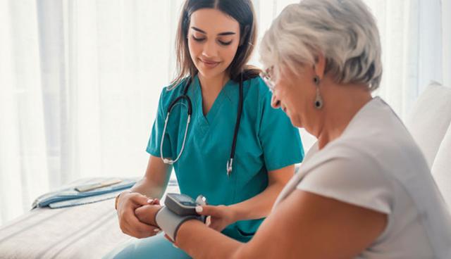 FOTO 2 | En el segundo puesto se encuentra la Enfermería, cuyos sueldos variaron negativamente en 13%. (Foto: Freepik)