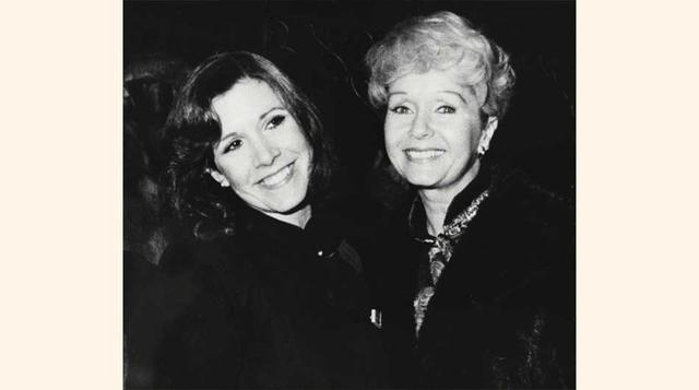 Carrie con su madre, Debbie Reynolds, en la premiere de su obra de teatro “Censored Scenes From King Kong” en New York, 1980. (Foto: AP).