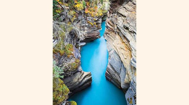 4. Parque nacional Jasper, Canadá:  Es el más grande de las montañas rocosas de Canadá, Jasper, es salvaje en todos los sentidos de la palabra. La sorprendente agua de aciano azul del río Athabasca corre a través de este tramo desierto en el extremo occid