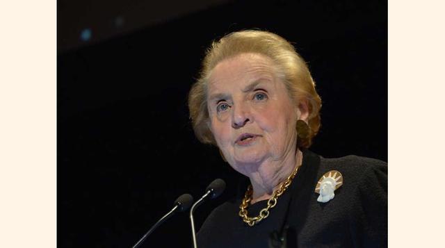 Madeline Albright vendía sostenes. Albright se convirtió en la primera mujer Secretaria de Estado durante el gobierno del presidente Bill Clinton. Ella llegó a los EE.UU. como refugiada política de Checoslovaquia, ya que su familia antisoviética corría pe
