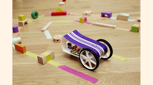 Aunque los sets para armar circuitos han estado en el mercado durante mucho tiempo, el creador LittleBits ha llevado a los dispositivos eléctricos de invención y construcción a un nuevo nivel. Los componentes de colores brillantes del BitBotV2 se conectan