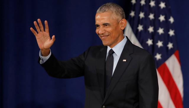 FOTO 7 |  7. Reduce la fatiga por tomar decisiones. Conforme avanza el día, la calidad de tus decisiones va disminuyendo. Por eso la gente exitosa reduce la cantidad de decisiones que tiene que tomar y como resultado, se deshacen de algunas tareas improductivas y tienen mayor espacio mental a lo largo del día.

El ex presidente Barack Obama lo lograba limitando sus outfits. “Verán que sólo uso trajes grises o azules. Estoy intentando tomar menos decisiones. No quiero decidir qué voy a comer o qué me voy a poner, porque tengo otras decisiones más importantes que tomar.” (Foto: PBS)