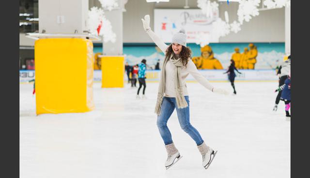 FOTO 2 | 2. Intercambiar un día completo por una actividad grupal. Diciembre es la época perfecta para organizar actividades de integración, pero no siempre esto puede suceder en las sedes corporativas. Intercambiar medio o un día completo por una actividad fuera de la oficina (como ir a una comunidad para mejorar sus colonias o barrios, o ir a patinar en hielo), ayuda a fortalecer las relaciones entre los empleados y construye una base sólida de confianza con los superiores.
(Foto: Freepik)