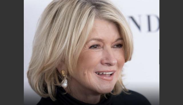 FOTO 3 | Martha Stewart. Después de disfrutar del éxito de su carrera como chef y escritora de libros de cocina y revistas, en 1997 Martha Stewart decidió centralizar todos sus negocios creando su compañía ‘Martha Stewart Living Omnimedia’ a sus 56 años. La agrupación de medios ha ido tomando solidez y fortaleza desde entonces, ramificándose al mundo de la televisión, radio y hasta el vino. Sobrevivió a la venta de información privilegiada por parte de su presidenta y CEO en 2001. A pesar de este contratiempo, Stewart continúa siendo una de las mujeres más ricas del mundo, con un valor de $300 millones de dólares. (Foto: Getty)