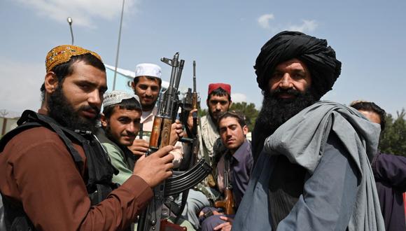 Los combatientes talibanes se sientan en la parte trasera de una camioneta en el aeropuerto de Kabul el 31 de agosto de 2021, después de que Estados Unidos retirara todas sus tropas de Afganistán. (Foto: AFP).