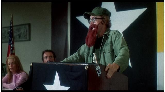 Woody Allen, Castro Chapliniano. La sátira que Woody Allen efectuó del mundillo revolucionario sudamericano, el capitalismo voraz de EE.UU. y la Cuba de Fidel Castro se tituló 'Bananas' (1971) y a muchos recuerda a aquel álbum de Mortadelo y Fil