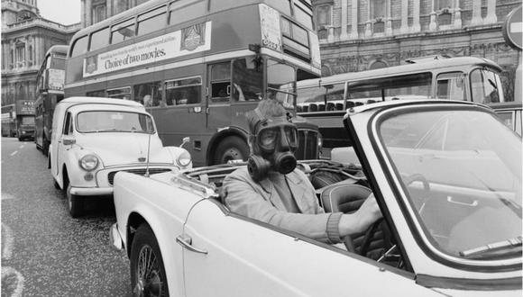 Un conductor lleva una máscara de gas anticontaminación en 1971. (Foto: Getty Images)