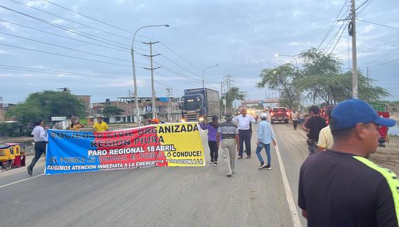 Manifestantes bloquean vías de acceso a Piura y Tumbes en el marco del paro regional debido a la inacción del Gobierno ante la emergencia por lluvias. (Foto: Facebook Piura Nostalgia)