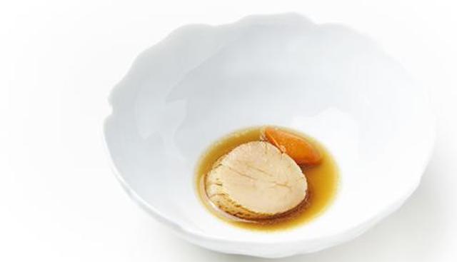 FOTO 1 | Mirazur: un verano en la Costa Azul. Francia encabeza los “50Best” por primera vez desde que se celebra la gala. Y lo hace gracias a un cocinero argentino de origen italiano cuya casa, Mirazur, está ubicada justo en el confín entre Francia e Italia.

La cocina de Mirazur no entiende de fronteras, es más bien un viaje. Una cocina global que ha ido escalando posiciones y finalmente este año asciende al puesto número de una lista que es global por vocación. El mar, la montaña y los productos vegetales de cercanía.