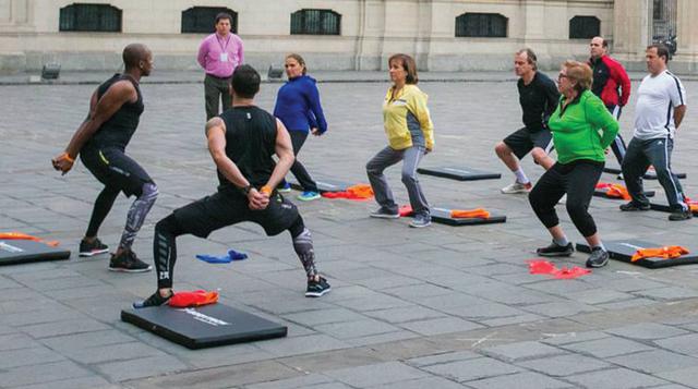Para realizar sus rutinas los ministros utilizaron pequeñas colchonetas y grandes ligas para producir tensión.