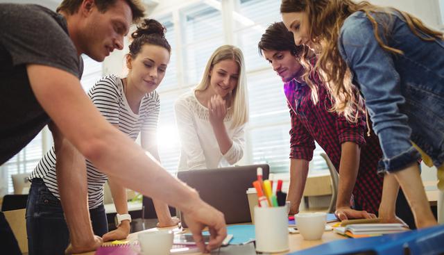 FOTO 5 | 5. Preguntar a todo mundo antes de tomar una decisión
Esto refleja nuestra incapacidad de tomar decisiones o la inseguridad en nuestro propio criterio. Una cosa es considerar las necesidades de los compañeros de trabajo, nuestros clientes o el jefe y otra es perder por completo la facultad de decidir de acuerdo con nuestros objetivos y experiencia.
Recomendación: Aunque preguntes a todo el mundo, serás tú quien tome las decisiones al final y asuma las consecuencias de las mismas, así que, independientemente de la influencia que deban tener otros, toma más riesgos de forma gradual con pequeñas decisiones y analiza los mecanismos que te atan a solicitar aprobación de otros aunque no sea necesario. (Foto: Freepik)