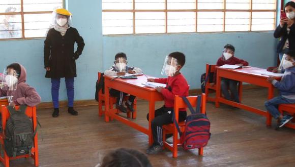 Ministro de Educación, Rosendo Serna, señaló que su sector busca flexibilizar protocolos de bioseguridad para el retorno de las aulas con el 100% de aforo. (Foto: Minedu)