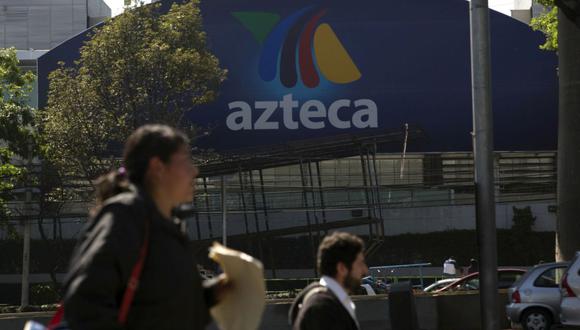 Peatones pasan frente a la entrada de los estudios de TV Azteca SAB en la Ciudad de México, México, el lunes 12 de enero de 2015. Azteca pertenece al multimillonario Ricardo Salinas. Fotógrafo: Susana González/Bloomberg