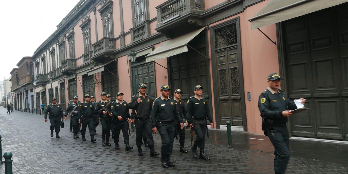 La policía resguarda las zonas aledañas al Congreso y varias zonas del Cercado de Lima. (Foto: GEC)