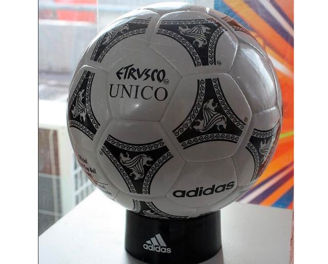FOTO 13 | 13. Etrusco Único (Italia 1990) Tres cabezas de león decoraban cada una de las 20 tríadas de este balón histórico, que disponía de una capa interna de espuma negra para ofrecer más velocidad en el pase y el remate. (Foto: WARRENSKI - WIKIMEDIA COMMONS)