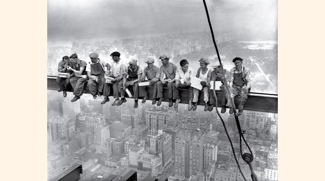Almuerzo en la cima de un rascacielos. Estados Unidos, 1932. Fotógrafo desconocido.