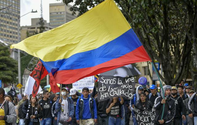 El desfile estuvo liderado por un grupo de jóvenes, todos vestidos de negro con pañuelos azules y amarillos en el cuello, que con instrumentos de percusión y vistosa coreografía avanzaron al ritmo de una batucada. (Foto: AFP)