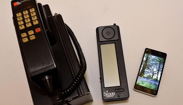 FOTO 7 | El primer smartphone de IBM
Se le conocía popularmente como el ladrillófono y fue desarrollado por IBM en 1994. Permitía llamar, ver contactos o consultar el correo, aunque su tamaño (en la foto en el centro) no le hacía muy práctico en el día a día.

John Stillwell/PA Images via Getty Images