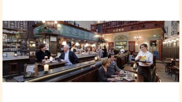 Café Olivier, en Utrecht, Un local siempre animado en el que puedes comer de forma informal o degustar una cerveza de su extensa carta. A destacar el altar, las bóvedas y el órgano, vestigios del anterior uso que tuvo este espacio ¡que ha sido elegido com