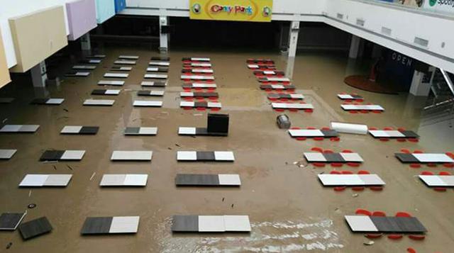 El patio de comidas del centro comercial pinta un panorama desolador. Las mesas parecen tablas flotantes en medio del food court. (Foto: Twitter)