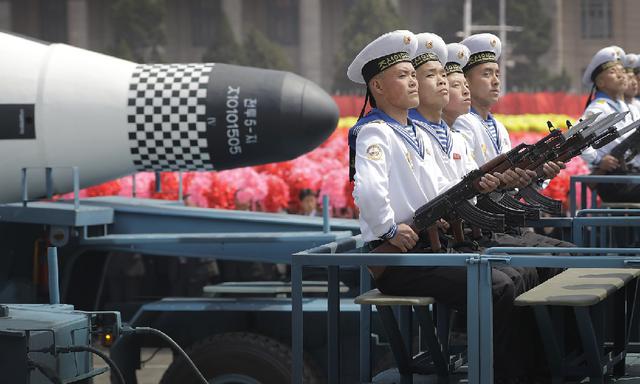 El personal de la Marina se sienta frente a un misil balístico lanzado por submarinos (SLBM) durante un desfile militar el sábado en Pyongyang (foto: AP).