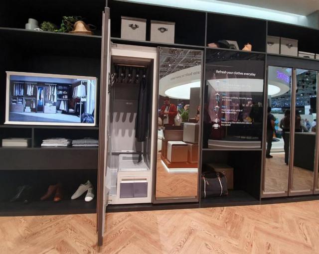Por fuera parece un armario convencional con espejo, pero por dentro el Samsung AirDresser dispone de un complejo mecanismo de corrientes de aire, vapor y secadores que dan a cada prenda un tratamiento digno de una tintorería. (Foto: Ticbeat)