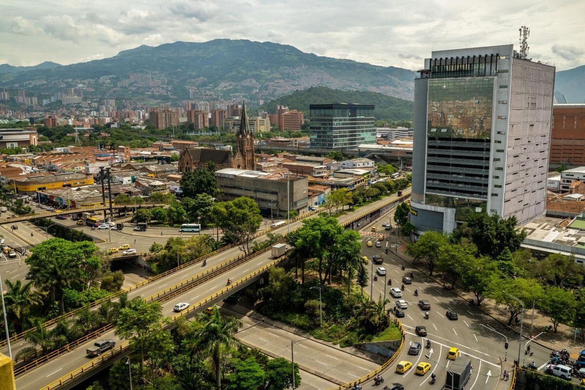 Medellín está ubicada en un valle a 1.500 metros sobre el nivel del mar, está rodeada por la cordillera de los Andes y cuenta con temperaturas promedio de aproximadamente 23 °C durante todo el año. Foto: Edinson Arroyo/Bloomberg