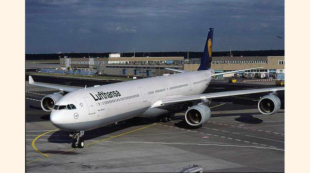 Airbus A340-600. Con capacidad para 475 pasajeros, y 380 en su configuración típica de tres clases. La cabina tiene una longitud de 60.98 m y su anchura máxima es de l5.28 m. Es propulsado por cuatro motores Trent 556 de Rolls-Royce. La velocidad máxima d