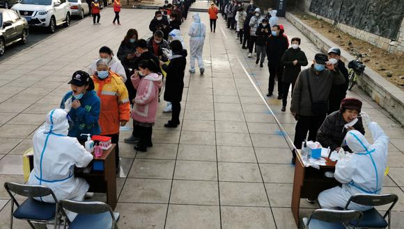 Las personas hacen cola para someterse a pruebas de coronavirus Covid-19 en Dalian, en la provincia nororiental china de Liaoning, el 16 de marzo de 2022. (STR / AFP).