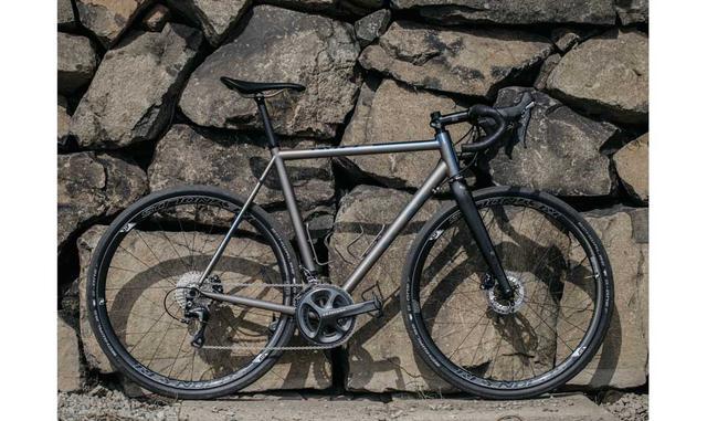 El ángulo del frente es más relajado y el caño de frente más largo. La distancia entre ejes es mayor, cosa que la vuelve más estable en terreno irregular a mayores velocidades. El cuadro ofrece espacio para neumáticos más anchos de 32 a 35 milímetros, que