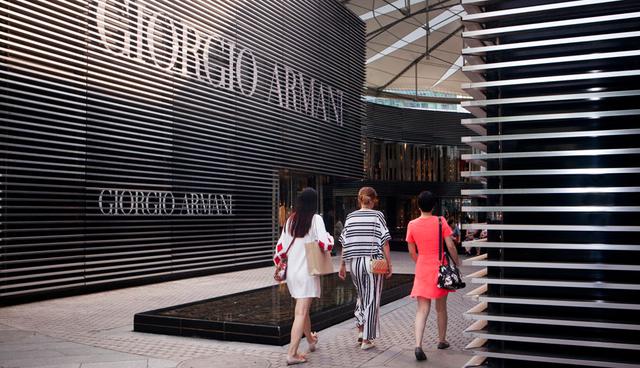 FOTO 2 | Giorgio Armani: El hombre detrás de la empresa homónima está en el negocio hace más de cuatro décadas, con creaciones para las pasarelas y los tweeds elegantes usados en las películas de gánsteres ambientadas en los años treinta. Armani fue la punta de lanza de la expansión de las marcas de lujo a nuevos campos al incorporar de todo, desde jeans y hoteles hasta muebles para el hogar. Armani, que no tiene hijos, dijo que mientras viva, no cederá el control de su imperio de la moda, que registró ventas por cerca de 2,500 millones de euros (US$ 2,900 millones) en el 2016. Pero han sido años más duros para él, que está achicando su línea de marcas ante un declive de las ventas. (Foto: Bloomberg)