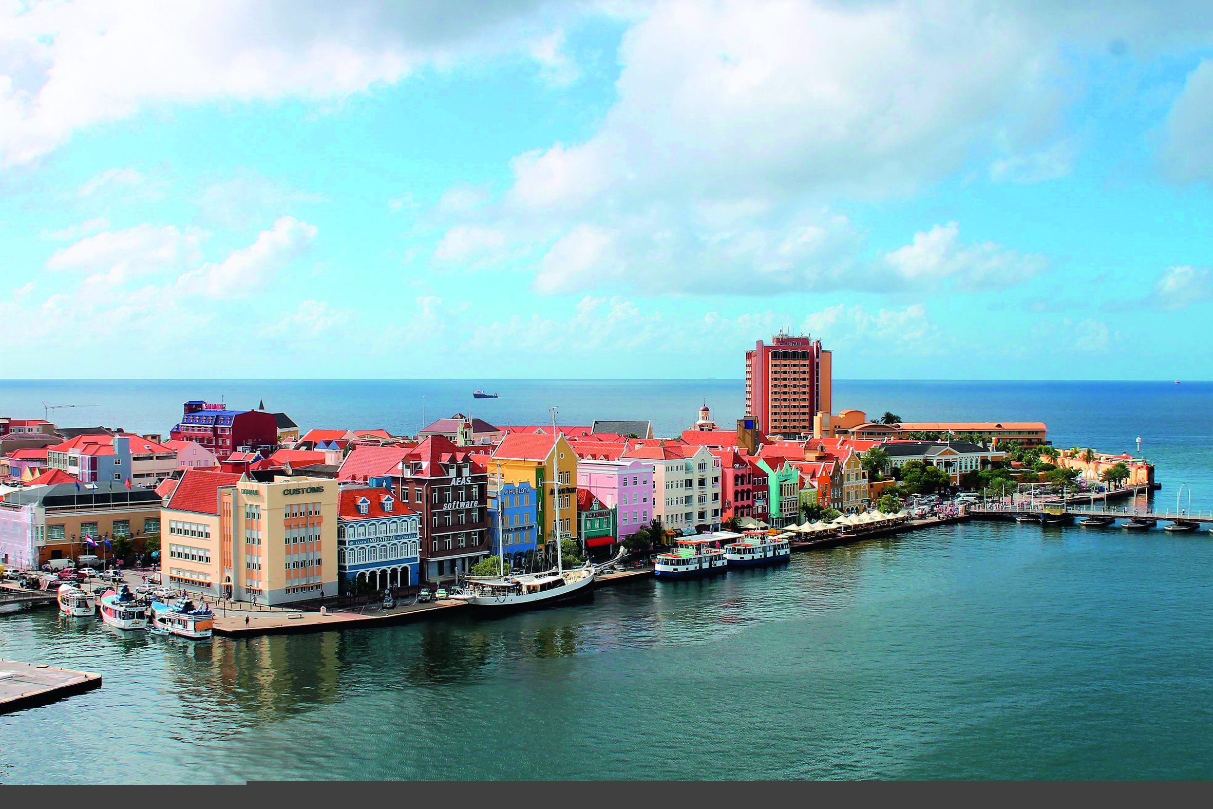 Una parada obligada es Willemstad, la capital de Curazao, que regala una colorida postal al frente del famoso Handelskade. (Foto: Pixabay)