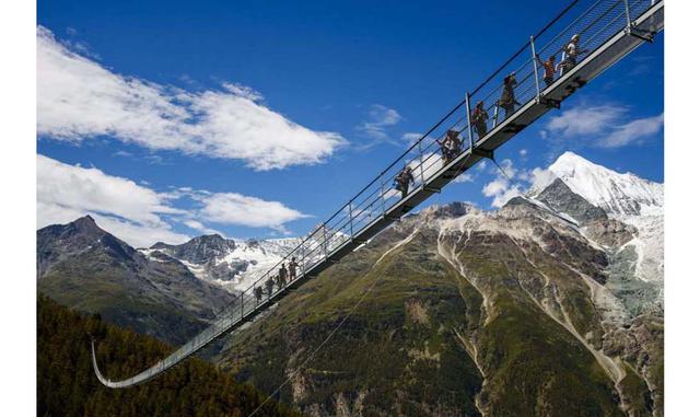 La construcción suspendida en los Alpes, con una longitud de 494 metros, conecta los pueblos de Zermatt y Grächen.