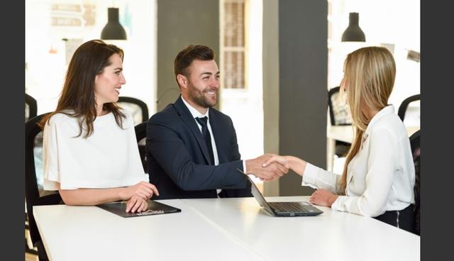 FOTO 5 | 3. El prospecto no confía en ti.
La gente hace negocios con gente, no con empresas, y los hace con personas que le agradan. Por este motivo es esencial que tanto tus herramientas de mercadotecnia como tu persona reflejen siempre una apariencia y conducta profesionales. Antes de reunirse con un prospecto, trata de anticiparte a sus preguntas. Planea cómo utilizar el material de ventas y prepara varias herramientas que transmitan una imagen de alta calidad. Sin estos ingredientes, el prospecto podría dudar de tu capacidad para cumplir tus promesas. (Foto: Freepik)