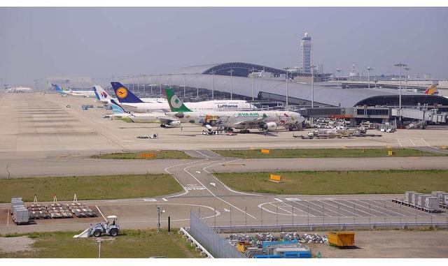 FOTO 8 | 3. Aeropuerto Internacional de Kansai en Osaka, Japón. Muchos de los aeropuertos de Japón tienen tarifas muy costosas, y si consideras que esta terminal está ubicada en una isla artificial, entenderás por qué su elevada cuota. Este aeropuerto es 