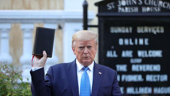 El presidente de Estados Unidos, Donald Trump, sostiene una Biblia durante una sesión fotográfica frente a la Iglesia Episcopal de St. John el 1 de junio de 2020. REUTERS/Tom Brenner