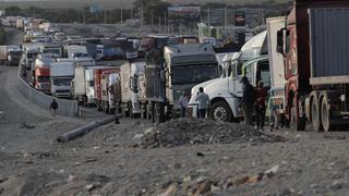 Larga fila de camiones varados por bloqueos que continúan en la Panamericana Sur