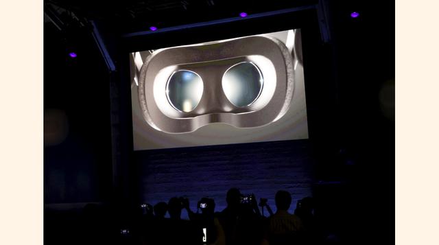 Oculus, que no ha anunciado todas las características técnicas de su dispositivo, adelantó que el casco trabajará con dos pantallas OLED (una para cada ojo) que permitirán al usuario una experiencia realista, sin distorsión de imagen ni píxeles molestos. 