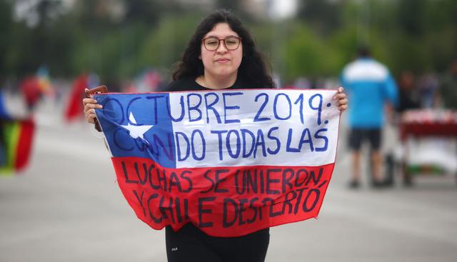 Durante esos instantes sin bullicio, el público permaneció con las manos alzadas entre la multitud de pancartas y banderas que reunían todos los reclamos de estas protestas. (Foto: AFP)