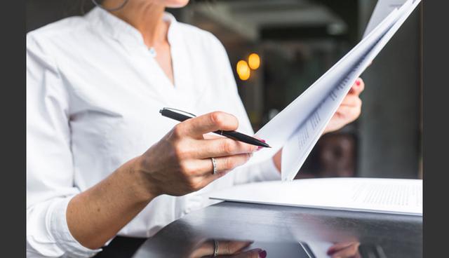 FOTO 4 | 4. El contrato
Nunca firmes algo sin consultarlo con un experto. Antes de que firmes un contrato con una franquicia, aunque te la hayan platicado como un sueño hecho realidad, llévalo con un abogado especializado en franquicias o empresarial para que revise todas las cláusulas y te explique en español a lo que te estás comprometiendo.

Si no estás de acuerdo con lo que ves, es perfectamente adecuado que se lo expongas al franquiciante y negocies el trato. Si la franquicia no está dispuesta a una negociación, hay otras opciones allá afuera.

Lo importante es que el contrato que te den sea uno que estás dispuesto a seguir al pie de la letra pues eso es lo que te da mayores posibilidades de ser exitoso.  (Foto: Freepik)