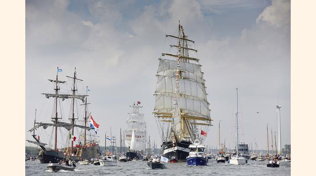 El velero ruso Kruzenshtern llega a Amsterdam (Holanda) para participar en el SAIL Ámsterdam 2015, un festival de exhibición de las más importantes y valiosas naves históricas y réplicas de barcos antiguos. (Foto: AP)