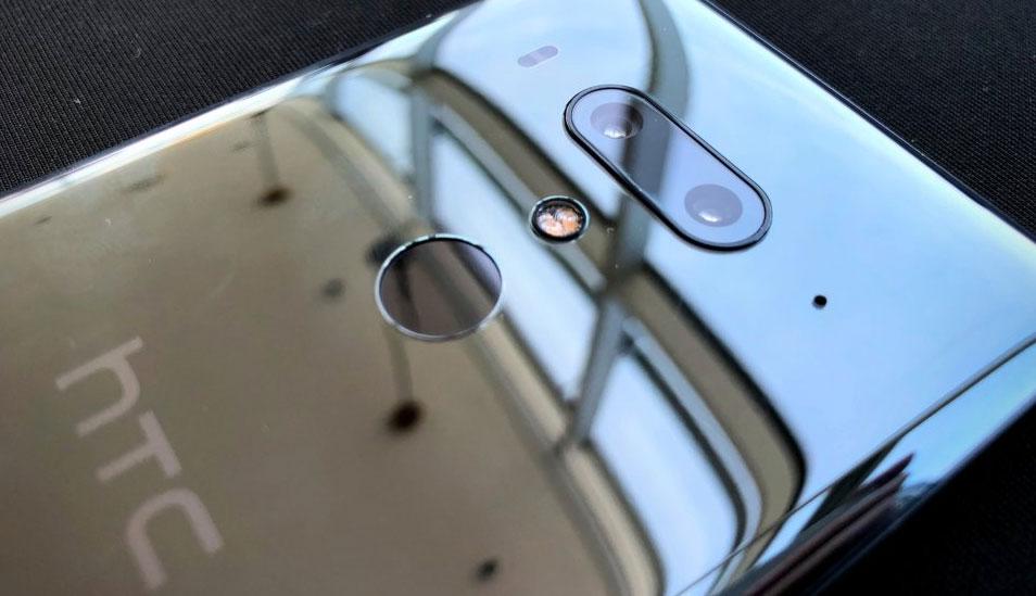 FOTO 1 | El HTC U12+ viene en tres colores: negro resplandeciente... (Foto: Business Insider)